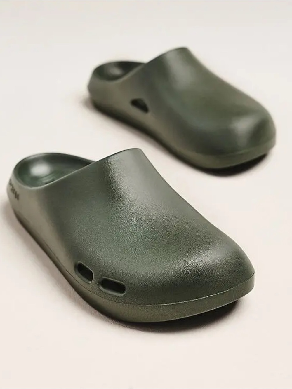 Bombas Friday Lightweight Comfort Cushion Clogs - Dark Olive W9 NWT